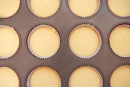 Cupcake con noci di macadamia e glassa al cioccolato bianco