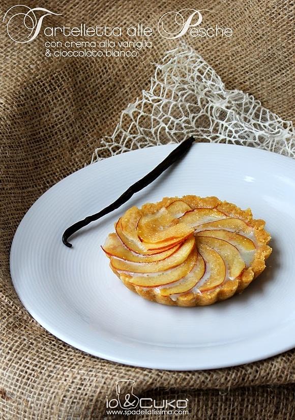 Tartelletta alle pesche con crema alla vaniglia e cioccolato bianco