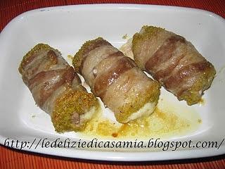 Fagottini di pancetta di maiale ripieni con lonza e pistacchi