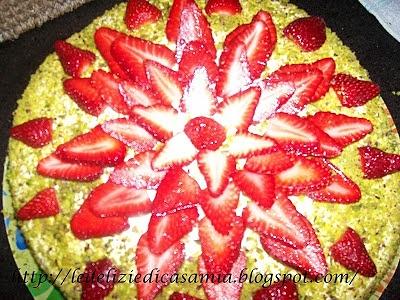 Torta di compleanno con fragole, crema al mascarpone e arancia