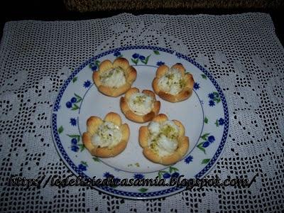 Pirottini di pasta frolla ripieni di crema al mandarino