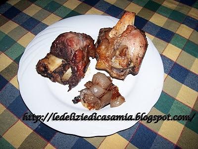Stinco di maiale con cipolle al vino rosso