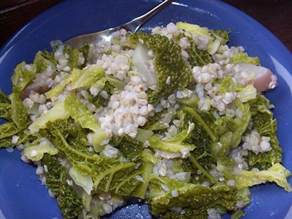 Grano saraceno e cavolo, piatto caldo, nutriente e leggero