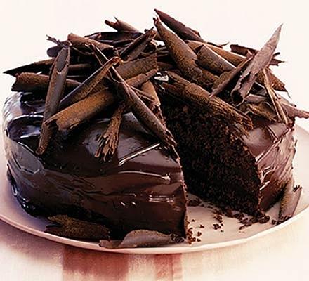 Torta ricca al cioccolato e marmellata di frutti rossi