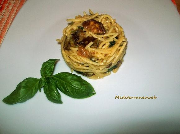 Spaghetti saltati con zucchina napoletana fritta