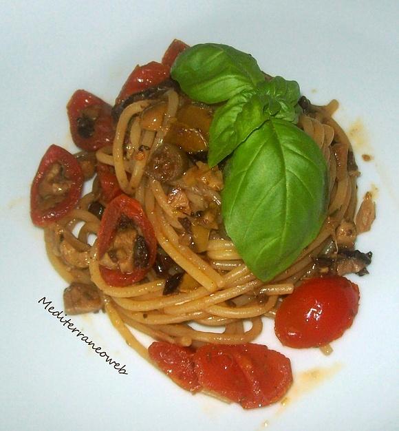Spaghetti all'Eoliana: ricetta siciliana con pomodorini delle Isole Eolie