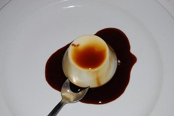 Panna cotta vegana con vaniglia e caramello