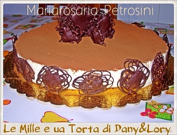 Torta al cioccolato bianco e nocciole con cuore di ganache al latte