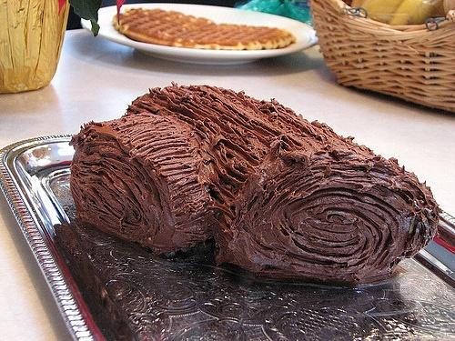 Tronchetto al torrone ricoperto di crema ganache per Natale