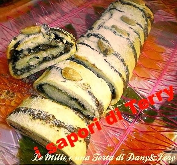 Rotolo di pasta frolla ripieno di Nutella e mandorle