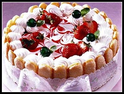 Charlotte alla frutta con panna, fragole e mirabili decorazioni