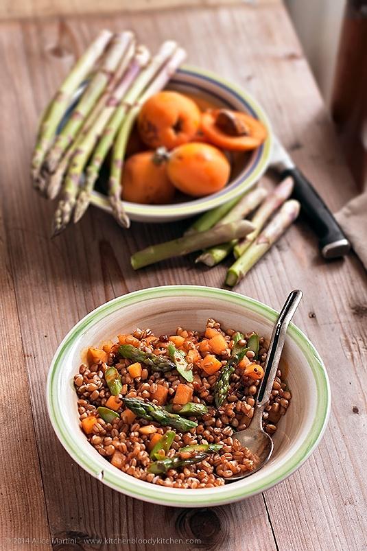 Grano tenero con asparagi e nespole