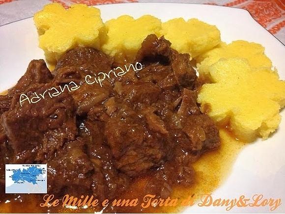 Goulasch con polenta della provincia di friuli venezia giulia