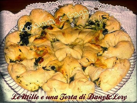 Fiore rustico farcito con spinaci, provola e prosciutto cotto