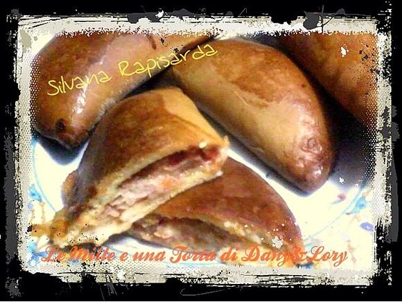 Cartucciate siciliane farcite con pomodoro, mozzarella e prosciutto cotto