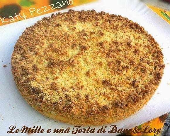Sbriciolata con ripieno di ricotta e pesche aromatizzata al rum