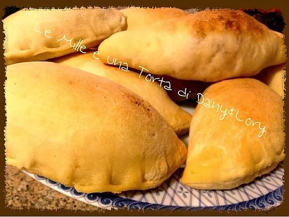 Calzoni al forno ripieni di mozzarella e mortadella