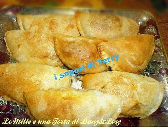 Calzoni farciti con pomodoro e mozzarella