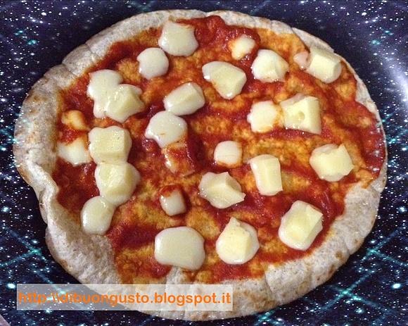 Piadipizza: pizza con piadina, salsa di pomodoro e formaggio