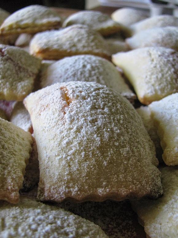 Ravioli dolci con frolla al cardamomo ripieni di ricotta e fragole