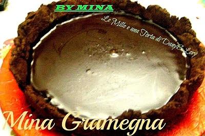 Crostata nera con crema di cioccolato e panna