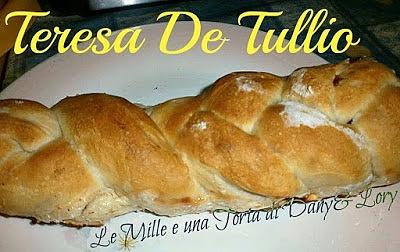Treccia di panbrioche con salame e mozzarella