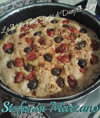 Focaccia barese con olive e pomodorini