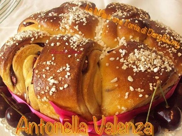 Brioche al miele con ciliegie