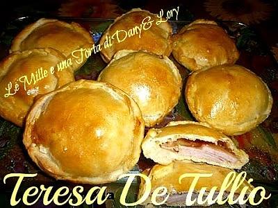 Pizzette rustiche ripiene di salumi e formaggi