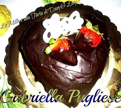 Cuore glassato al cioccolato e fragole