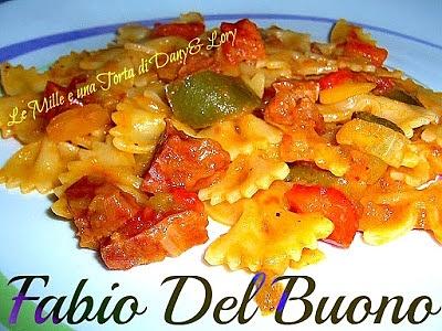Farfalle con peperoni e salsiccia stagionata
