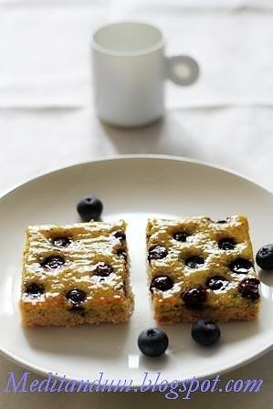 Quadrotti al pistacchio e mirtilli