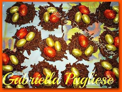 Dolci nidi con ovetti al cioccolato e cereali