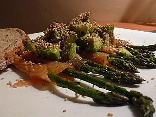 Involtini di salmone e asparagi con salsa di avocado