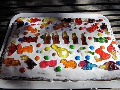 Torta al cioccolato con gummibärchen e smarties