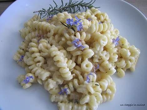Pasta con sugo di rosmarino e fiori di rosmarino