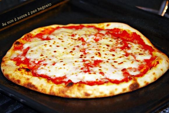 Pizza tonda con lievito madre e pasta sottile