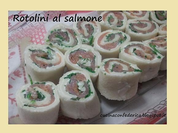 Rotolini di salmone affumicato, Philadelphia e rucola