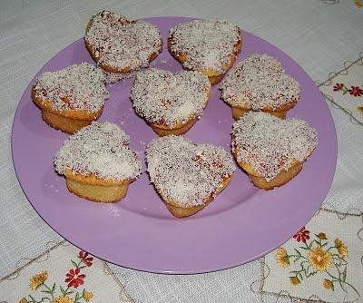 Dolcetti al cocco con marmellata di lamponi e cioccolato bianco