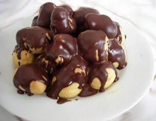 Profiteroles con crema al cioccolato e panna