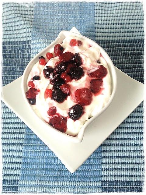 Mousse allo yogurt con frutti di bosco
