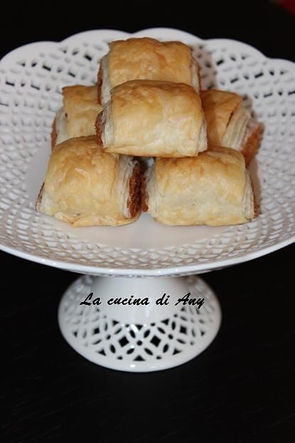 Pacchette di pasta sfoglia con marmellata di albicocche