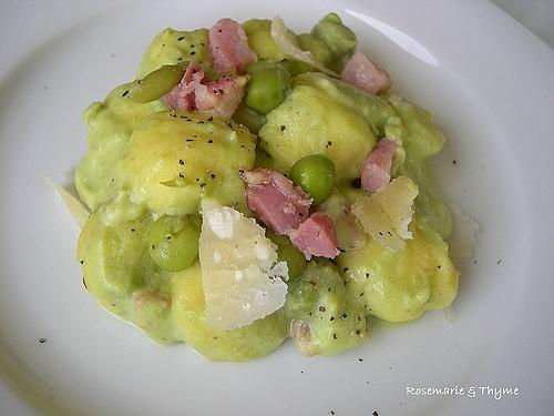 Gnocchi con crema di piselli, pancetta e parmigiano