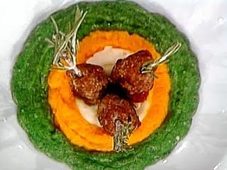 Frecette di carne con pomodorini, olive e aromi