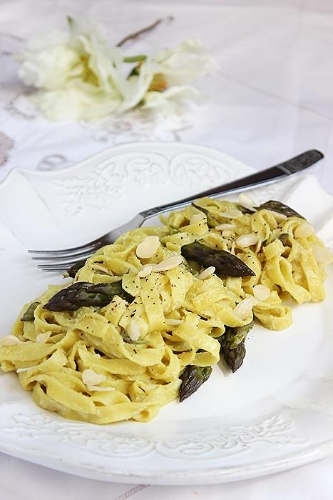 Tagliatelle con crema di asparagi e mandorle