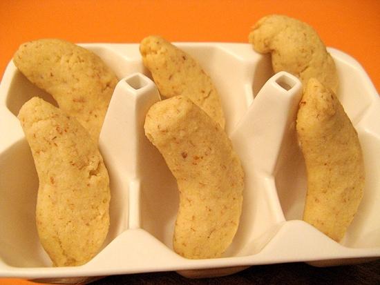 Chiffeletti e curabiè Kipferln di kourabiedes