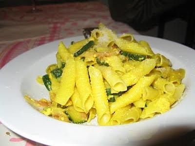 Pasta con zucchine, pancetta e zafferano