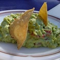 Nachos e guacamole con avocado, lime e pomodoro