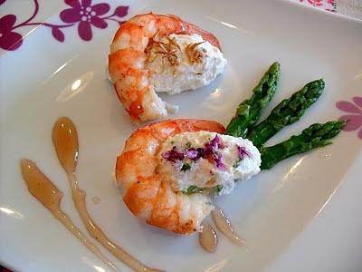 Doppia mousse ricotta e noci, robiola e asparagi con gamberoni e gelatina di Aglianico