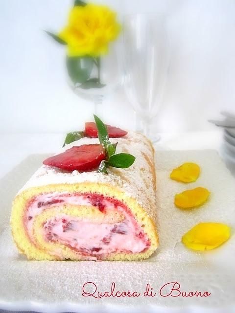 Rotolo di pasta biscotto con fragole, panna e yogurt